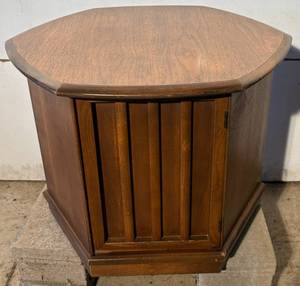 lot 95 image: Mid-Century Style Round End Table