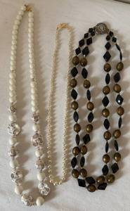 lot 112 image: Lot of 3 Costume Jewelry Necklaces