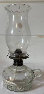 lot 134 image: Vintage Oil Lamp Lamplight Farms