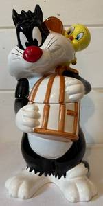 lot 147 image: Collectible Sylvester & Tweety Cookie Jar