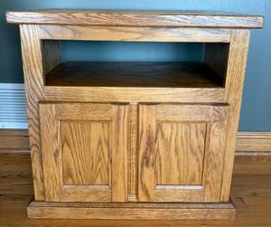 lot 151 image: Oak End Table With Doors