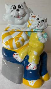lot 155 image: Vintage Ceramic Cat and Kitten Cookie Jar