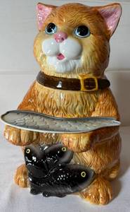 lot 156 image: Vintage CKRO Ceramic Cat Cookie Jar Holding Fish