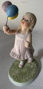 lot 158 image: Handful of Happiness Figurine by Frances Hook