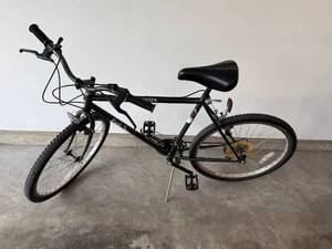 lot 15 image: Fuji Sand Blaster Mountain Bike - 26 Inch Wheels, Steel Frame