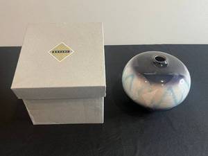 lot 40 image: Kutani Porcelain Globe Vase - BlueWhite Abstract Pattern with Original Box
