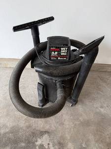 lot 41 image: Craftsman 3.0 HP WetDry Vac - 8 Gallon Shop Vacuum