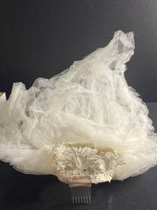 lot 73 image: VTG Bridal Veil with Lace Pearl Appliqu Band on Comb Tulle (IvoryWhite)