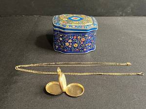 lot 86 image: GF Serialized Elgin Pocket Watch with Chain & Floral Enamel Tin by George W. Horner