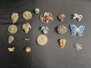 lot 109 image: Assorted Rhinestone Brooches & Pins - Vintage Costume Jewelry Collection - all missing stones or broken pins