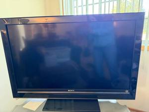 Sony Bravia 46 in LCD TV KDL-46V3000 with Stand Powers On