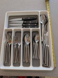 International 1810 Stainless Flatware Set With Steak Knives