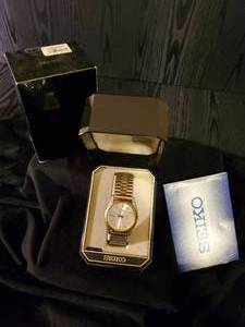 lot 6 image: Seiko Quartz Mens Watch 7N43-8111 Two Tone Day Date Japan