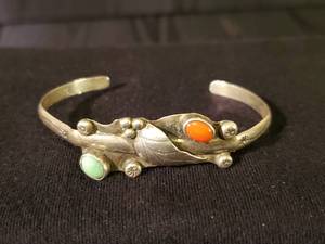 lot 14 image: Navajo Turquiose Sterling Silver Braclet -Signed bu cant read