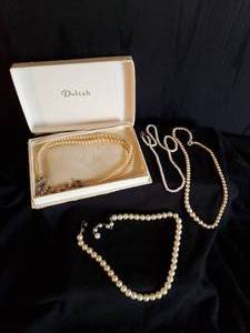 lot 30 image: 4 Vintage Pearl Necklaces - Including Deltah Pearls w Box
