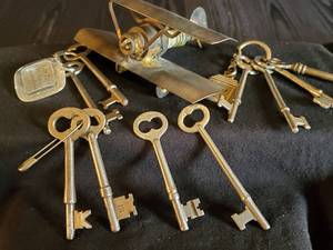 lot 36 image: Nice Collection of Vintage Skeleton Keys & Early 20th Century Folk art Biplane