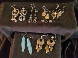 lot 57 image: Nice Group of Vintage Costume Earrings