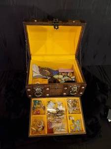 lot 77 image: Vintage Jewerly Box With Costume Jewelry