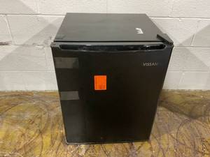 lot 56 image: Vissani 2.6 Cu. Ft. Mini Refrigerator in Black, ENERGY STAR Model # HVAR26GBE (Used, Missing 2 Shelfs)