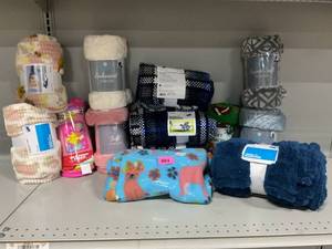 lot 404 image: LOT OF 13 Blankets