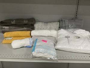 lot 409 image: LOT OF 11 Towel Sets