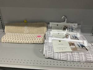 lot 411 image: LOT OF 5 Bath Rugs