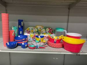 lot 316 image: LOT OF Plastic Kitchenware