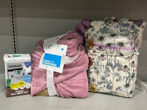 lot 415 image: LOT OF 3 Size Full Comforter, Sheet Set, & Blanket
