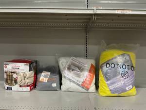 lot 418 image: LOT OF 4 TwinTwin XL Blanket, Mattress Protector, Comforter, Duvet Set