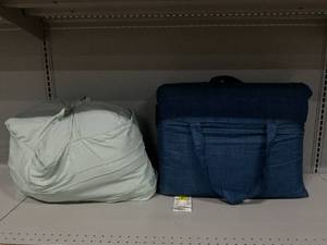 lot 421 image: LOT OF 2 Size Full Comforters