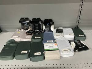 lot 425 image: LOT OF 16 Size StandardQueen Pillowcases