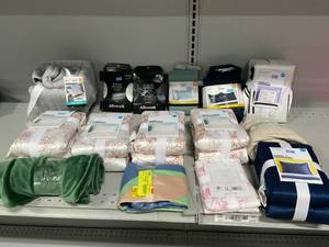 lot 426 image: LOT OF 15 Size StandardQueen Pillowcases Shams