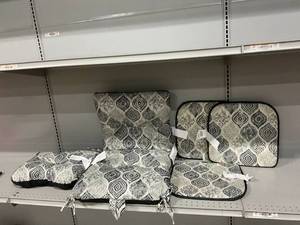 lot 432 image: LOT OF 5 Outdoor Seat Cushions & Pads (Reversible)