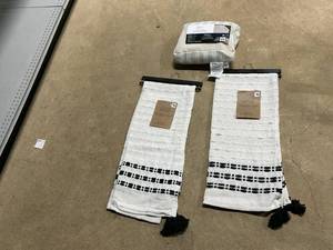 lot 462 image: LOT OF 3 Throw Blankets & Outdoor Blanket