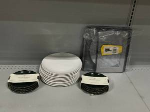 lot 475 image: LOT OF 4 Plates & Plate Dinner Chest Storage