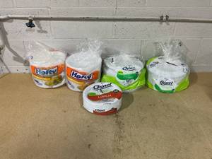 lot 164 image: LOT OF 5 Hefty & Chinet Paper Plates