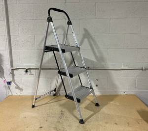 lot 199 image: 3-Step Stool