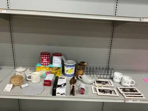 lot 443 image: LOT OF Kitchen Merchandise