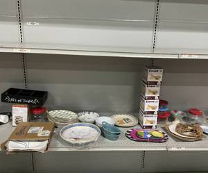 lot 447 image: LOT OF Kitchen Merchandise