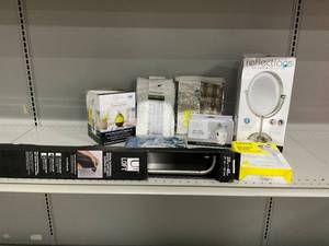 lot 458 image: LOT OF 8 Bathroom Merchandise