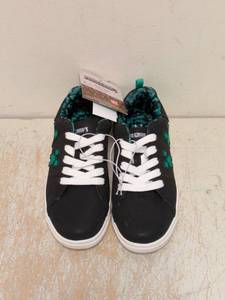 lot 225 image: NEW MINECRAFT KIDS SHOES SIZE 2 YOUTH