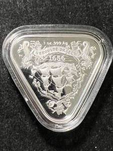 lot 60 image: 1 TROY OZ .999 FINE SILVER TRIANGLE BAR IN AIRTITE