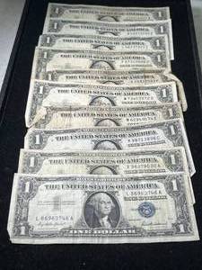 lot 74 image: GROUP OF 10 US BLUE SEAL $1 SILVER CERTIFICATES