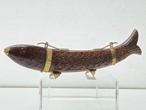 lot 26 image: Vintage Carved Wood Fish Sculptural Carving Set #1