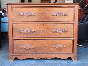 lot 4 image: Antique Dovetailed 3-Drawer Dresser