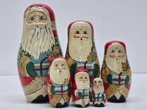 lot 171 image: Vintage Hand painted Christmas Santa Claus Nesting Doll Set