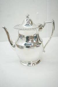 lot 14 image: Vintage English Silver-Plated Tea Pot 8.5 tall