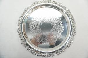 lot 16 image: Vintage Oneida Silverplate Royal Provincial Serving Tray 12.25 diameter (weighs 2.15lbs)