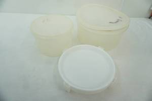 lot 51 image: Large Round Tupperware Containers (pie carrier)