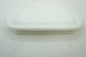 lot 56 image: Pyrex Glass 9x13 cake pan with lid